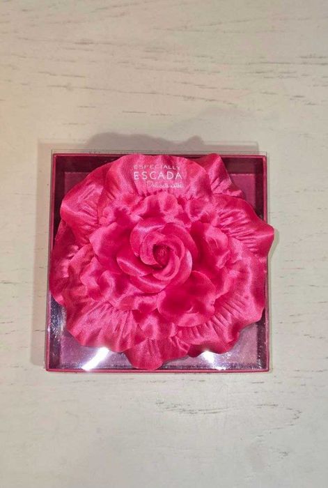 Брош-квітка Escada Especially Delicate Notes