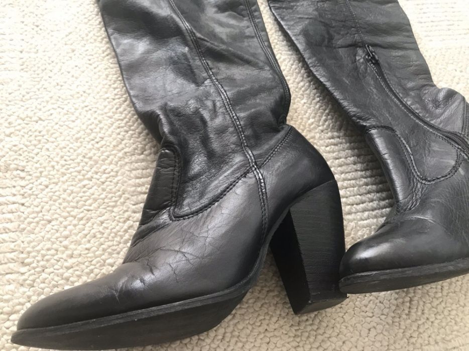 Botas pretas em pele