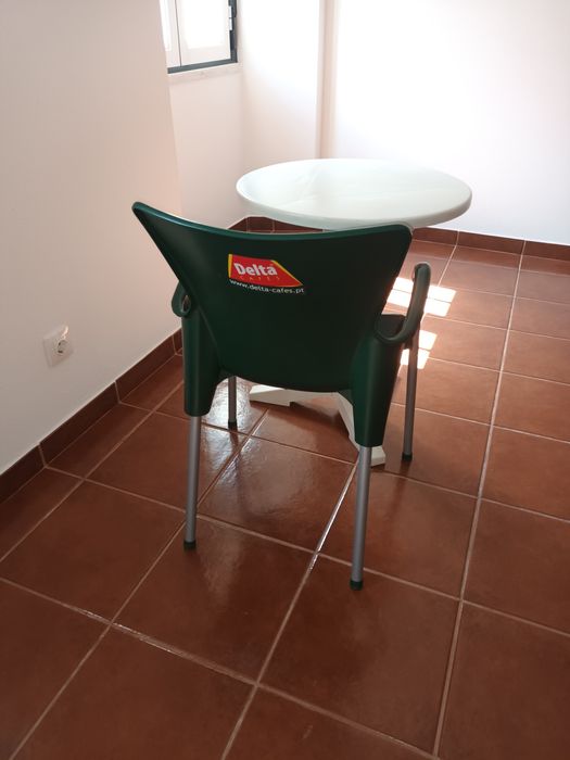 Mesa branca de plástico e cadeira verde  de plástico