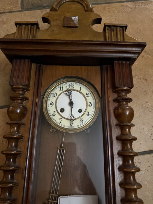 Stylowy zegat ścienny nakręcany