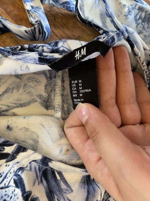 Biała sukienka w niebieskie granatowe kwiaty na ramiączkach Mczarny pa