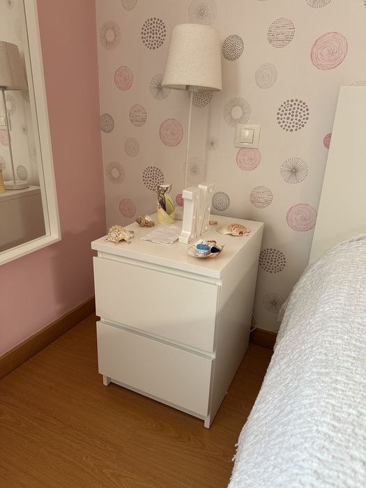 Mesinha de cabeceira branca com dias gavetas