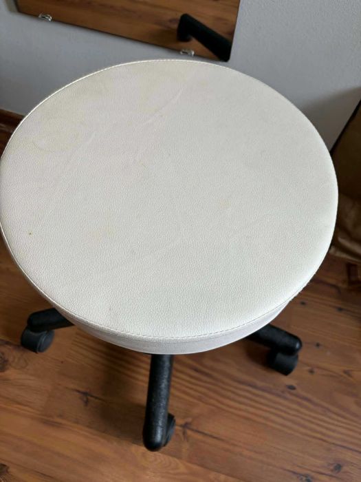 Fotel do pedicure z lampą lupą ze statywem oraz taboret na kółkach