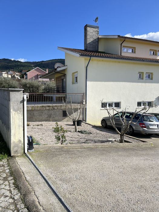 Moradia isolada a 2 min do centro da cidade inserida num lot de 1000 m