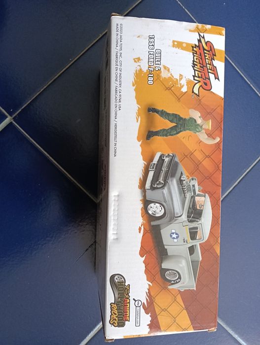 Réplica de Veículo Jada Street Fighter: Guile & 1956 Ford F-100 1:24 -