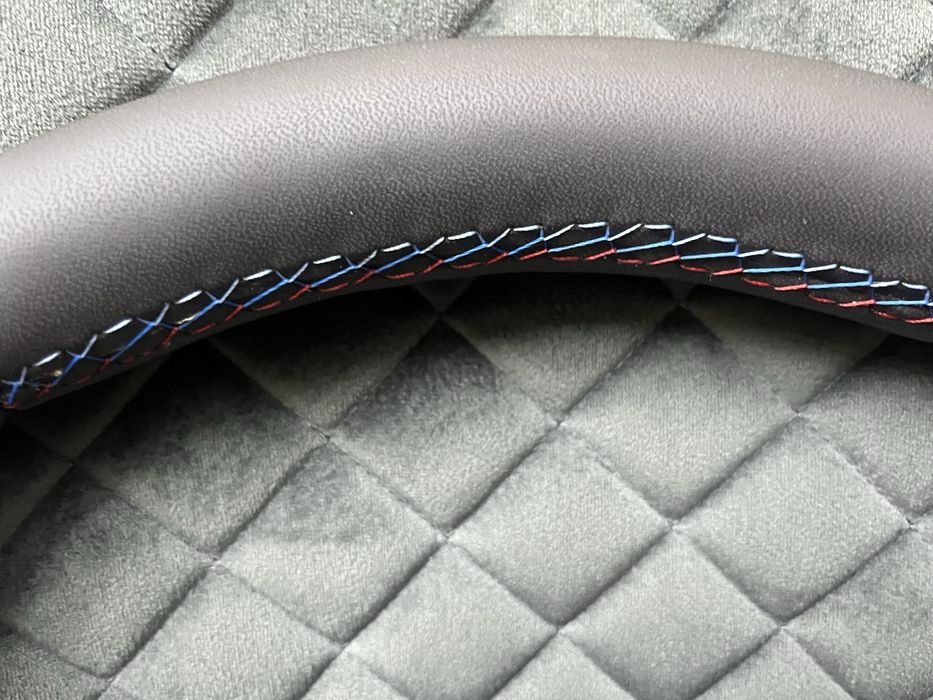 Apresentamos  volante BMW E 60  estofado em pele perfurada e pele liza