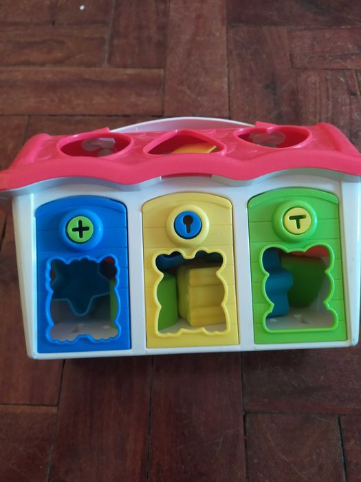 Casa com peças de encaixe e chave