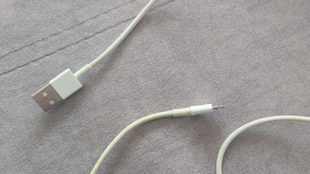 Carregador Apple completo com cabo Lighting e adaptador USB