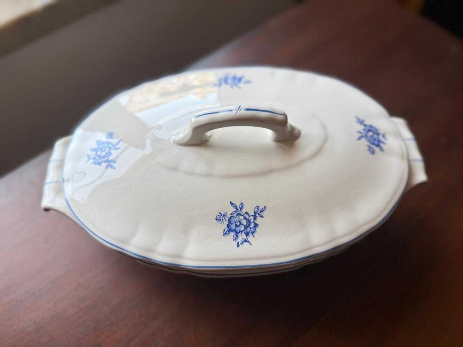 Conjunto Sacavém porcelana canelada com rosas azuis - 8 pratos + travessa oval