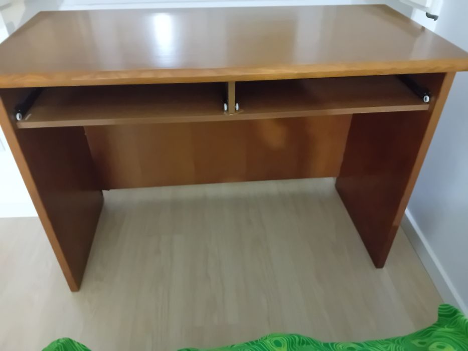 Secretária com gaveta