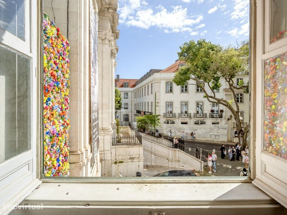 Sobreloja comercial no Largo de Santo António da Sé em Lisboa