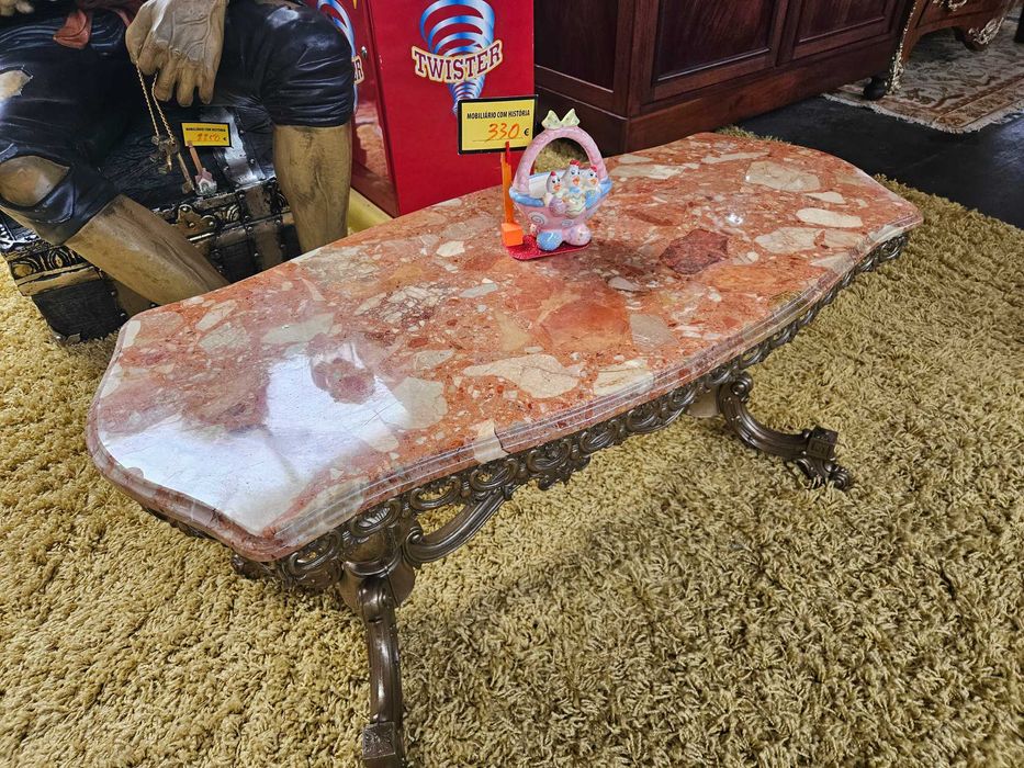 Mesa de centro com estrutura em latão e tampo em pedra - ópti