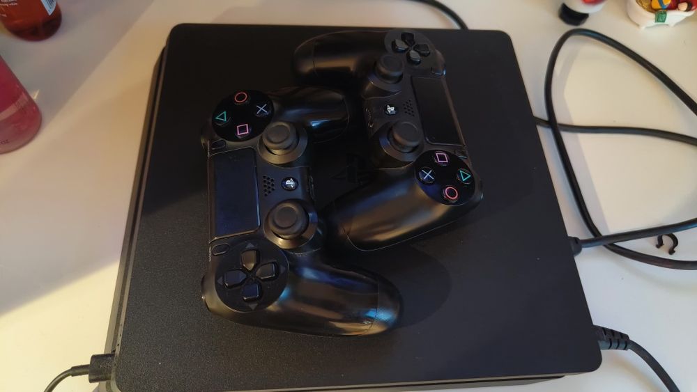 PS4 Slim 500GB + 2 oryginalne pady DualShock 4 + kable