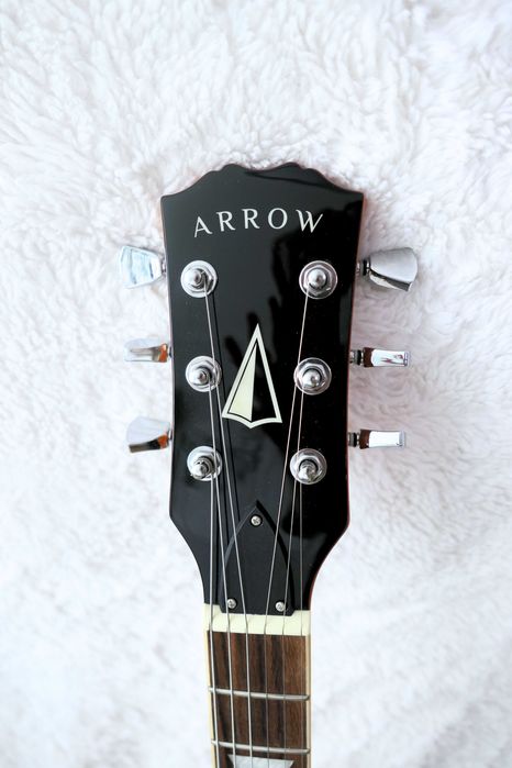 gitara elektryczna Arrow LP 22 Amber Rosewood/Cream z dodatkami