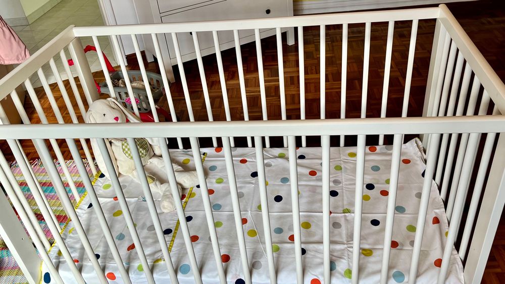 Berço com colchão e roupa de cama incluído