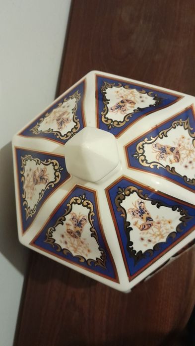 Taça com tampa em porcelana.
