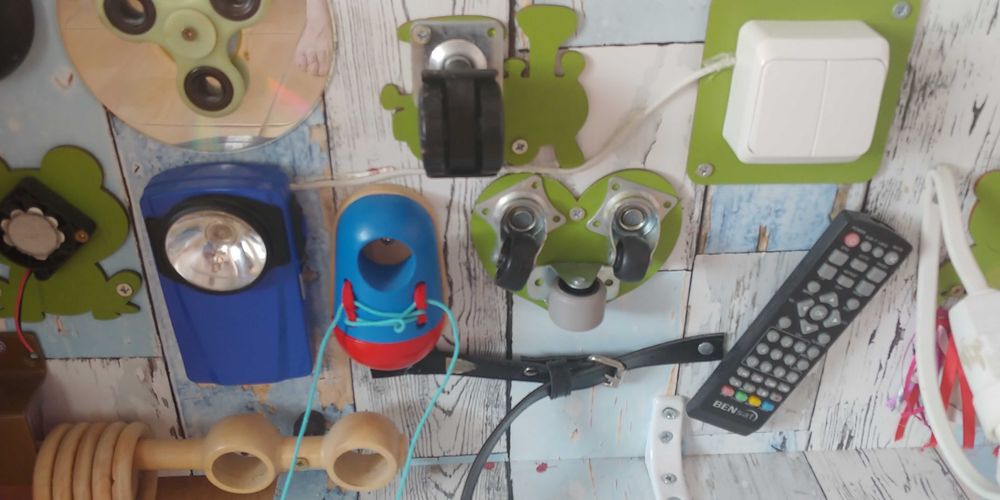 Tablica manipulacyjna sensoryczna edukacyjna