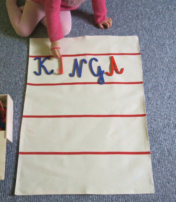 Ruchomy alfabet duze litery z pudełkiem drewnianym i matą montessori