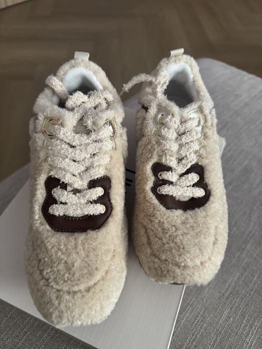 Кросівки жіночі.