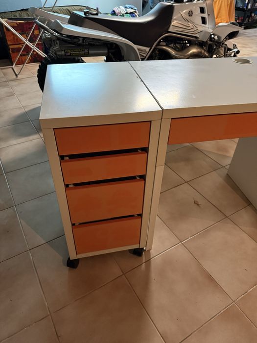 Conjunto secretária + bloco de gavetas IKEA MICKE, branco/laranja