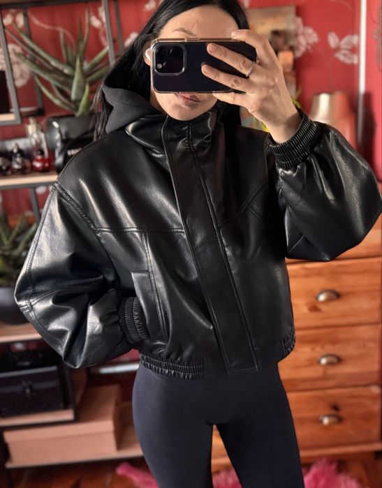 Кожаная женская  куртка бомбер