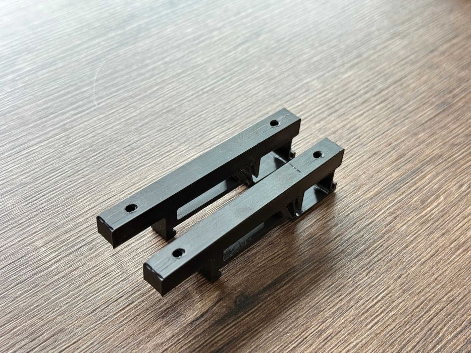 Uchwyt na szynę DIN 35 mm – 2 otwory montażowe, rozstaw 60 mm (2 szt.)