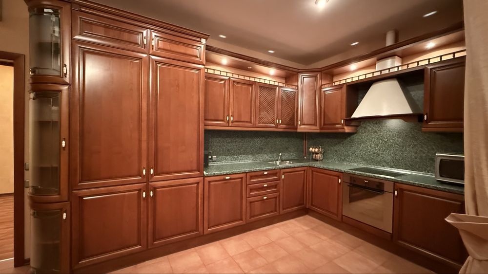 Центр , вул. Павлівська 17 , дворівнева квартира .