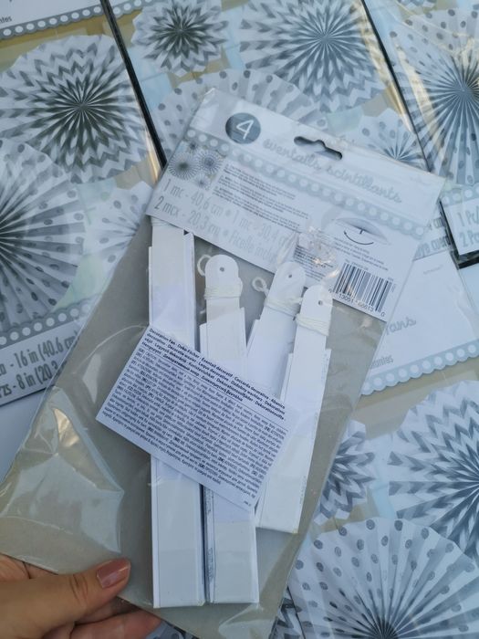 Rozety dekoracyjne srebrne, białe, ozdoby dekoracje urodziny