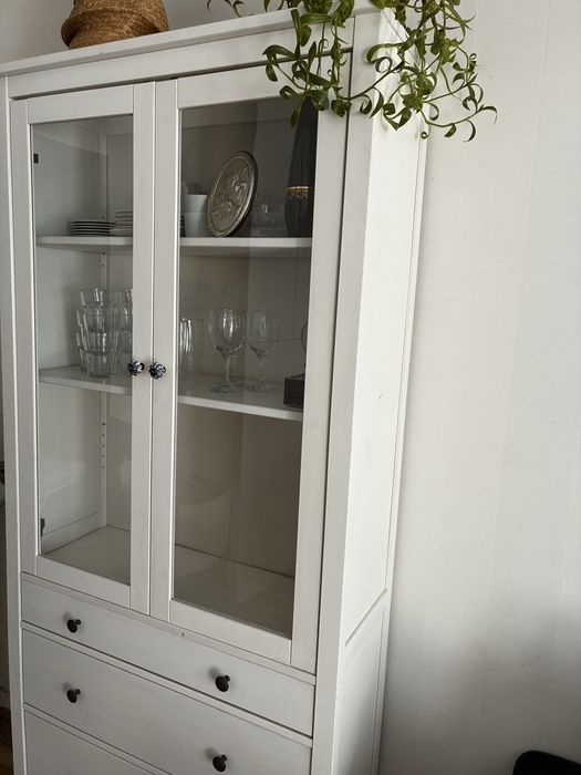 Hemnes Ikea. Zestaw mebli drewnianych. Witryna, szafka rtv, półka wisząca.