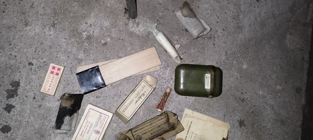 Bardzo stara Niemiecka apteczka rocznik 1960