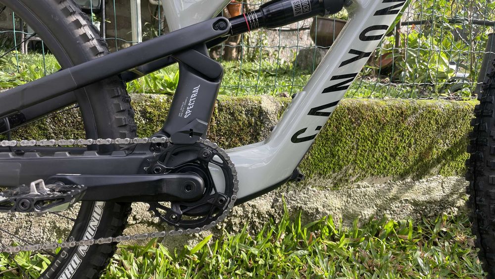 Canyon Spectral: ONfly CF 8 [ Elétrica de Carbono - 18 Kg]