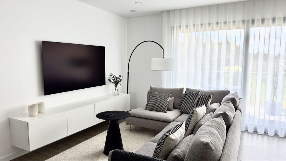 Candeeiro de pé marmoreado com abajour em linho