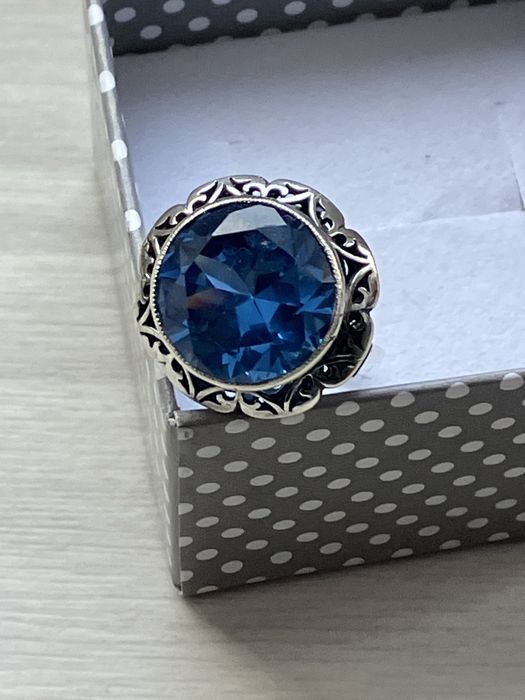 Srebrny pierścionek z niebieskim kamieniem