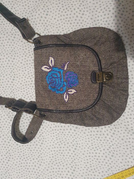 Mala Castanha com flor azul. Praticamente nova. Tiracolo.