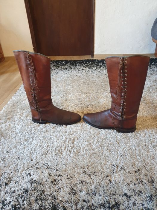 Vendo botas feitas á mão (Almeirim)de parteleira com pouco uso.