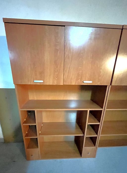 Móveis Estantes com Portas e Prateleiras