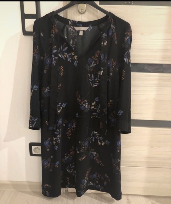 Sukienka czarna z kwiatami h&m