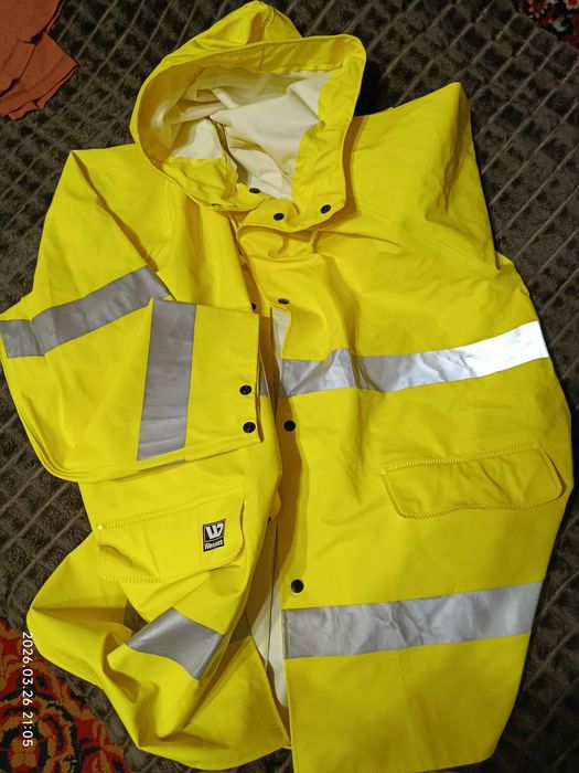 Куртка яскравого кольору