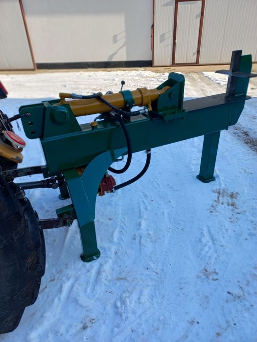 Łuparka hydrauliczna do drewna napędzana  z wom traktora