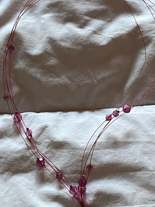 Colar comprido marca Escada em cor de rosa
