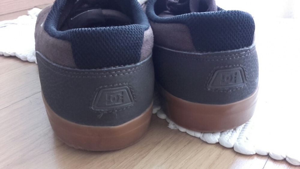 Sapatos castanhos DC 40