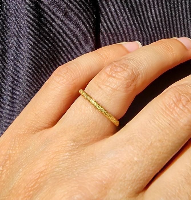 Anel dourado em aço