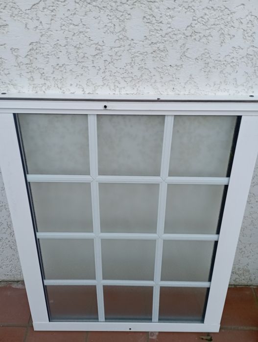 Janelas alumínio brancas usadas vidro duplo sem aros