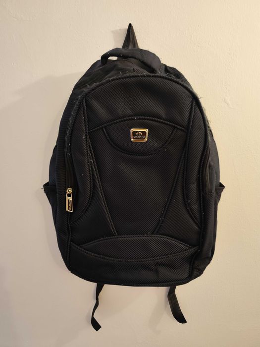 Mochila espaçosa com compartimento para computador portátil.