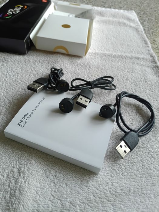 До смарт-браслету  SIAOMI Smart Band -7 зарядні пристрої.