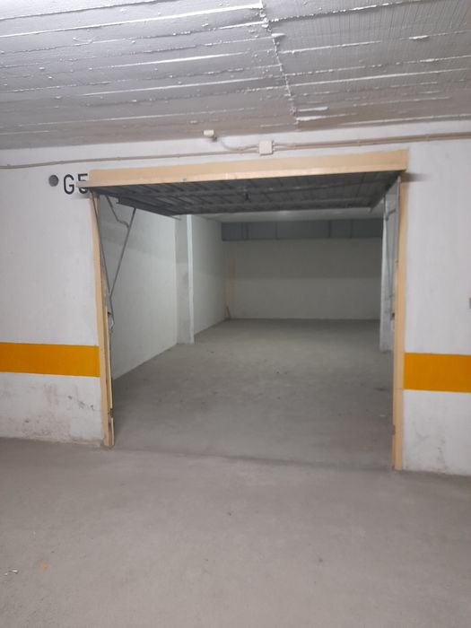 BOX Fechada 33m² Rio de Mouro, junto à PSP