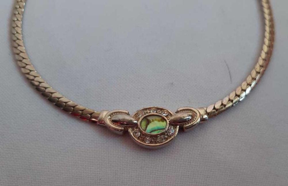 Колье с овальным кулоном гелиотис