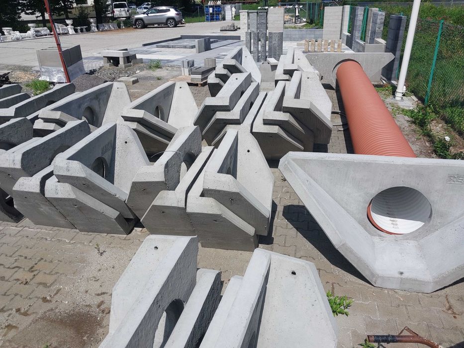 Zbrojona ścianka przepustu , przyczółek betonowy , ścianka oporowa