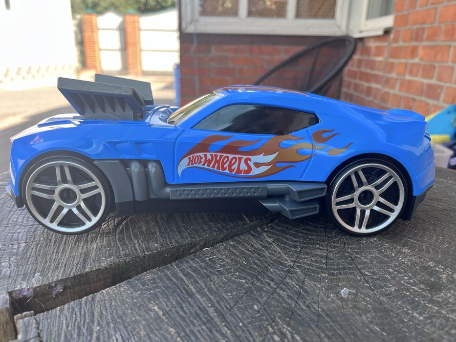 Машинка- гараж хот вилс Hot wheels