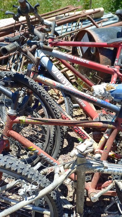 Bicicletas  a precisar de arranjar.